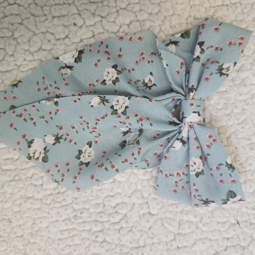 Clip in bows